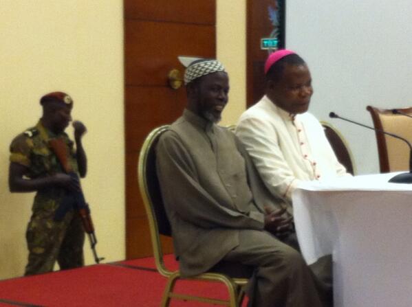 L'imam et l'archevêque de Bangui lors de la conférence de presse ce matin. Crédit photo : @noy_rca