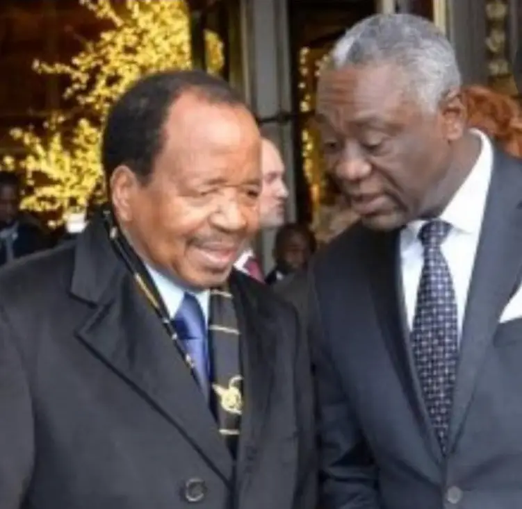 Le président Paul Biya et le ministre directeur du Cabinet civil, Samuel Mvondo Ayolo.