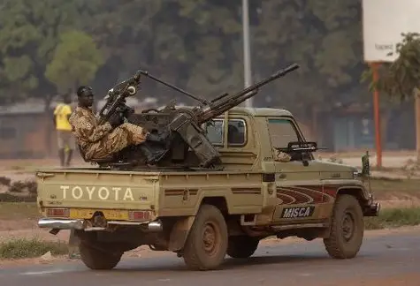 Des militaires tchadiens patrouillent près de l'aéroport de Bangui, le 25 décembre 2013. Crédit photo : AFP