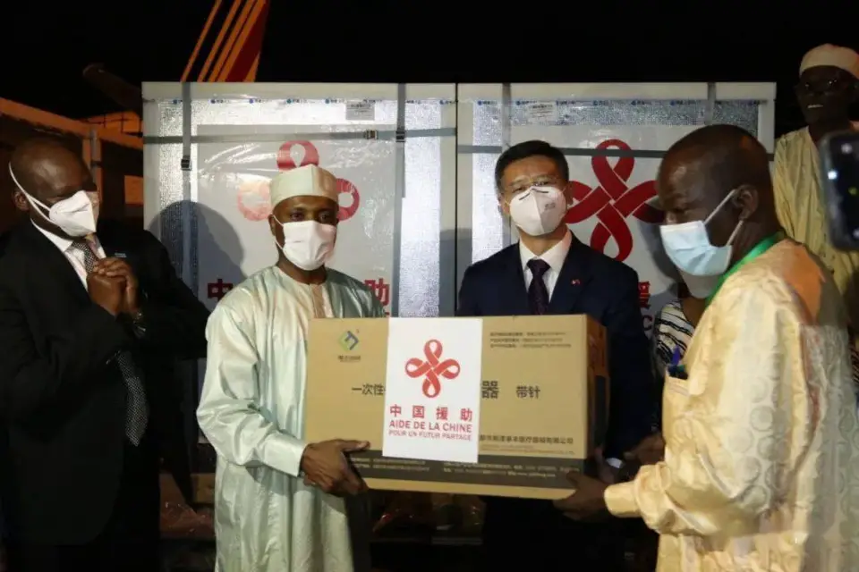 Chinese Ambassador to Chad Li Jinjin (3rd L) delivers COVID-19 vaccines donated by the Chinese government to Chad to the Chadian Minister of Public Health and National Solidarity Abdoulaye Saber Fadoul (2nd L) in N'Djamena, capital Chad, June 2, 2021. (Photo courtesy of the Chinese Embassy in Chad)