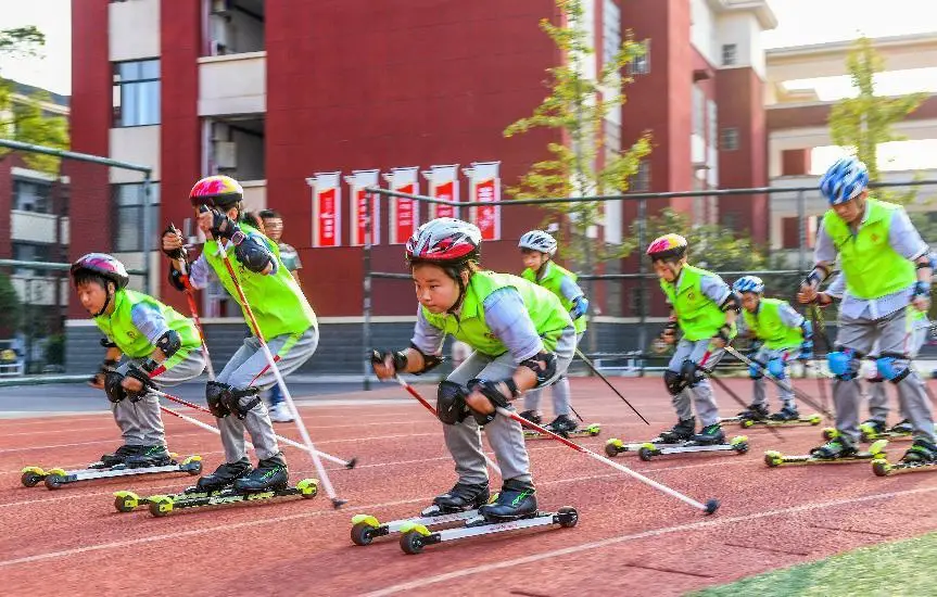 Elementary school students practice cross-country skiing techniques at the schoolyard in Yichun city, east China’s Jiangxi province, Sept. 16, 2021. (Photo by Zhou Liang/People’s Daily Online)