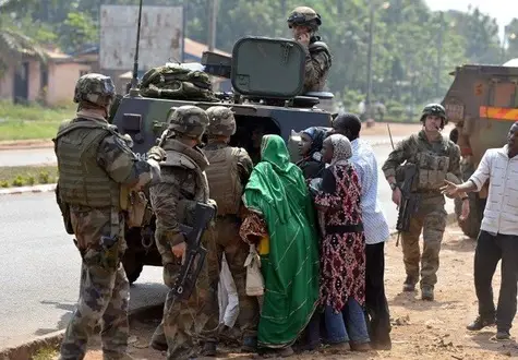 L’armée française et des musulmans tchadiens, à Bangui, le 28 décembre. MIGUEL MEDINA / AFP