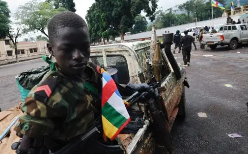 Un enfant soldat de la coalition Séléka à Bangui en Centrafrique le 25 mars 2013. Crédit : SIA KAMBOU / AFP Archives