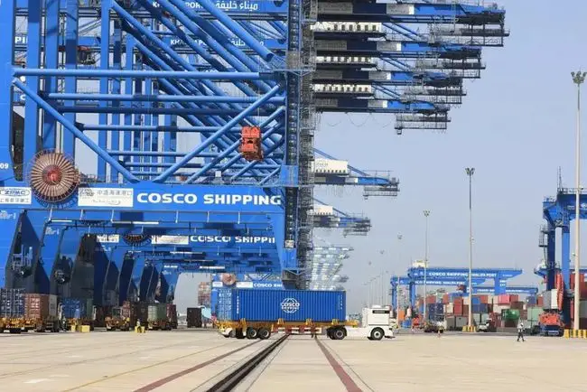 Unmanned container trucks independently developed by Westwell, a “little giant” enterprise in China that is engaged in artificial intelligence (AI) technology, are busy accomplishing assignments at the phase-II wharf of Khalifa Port, Abu Dhabi, the United Arab Emirates. (Photo/Westwell)