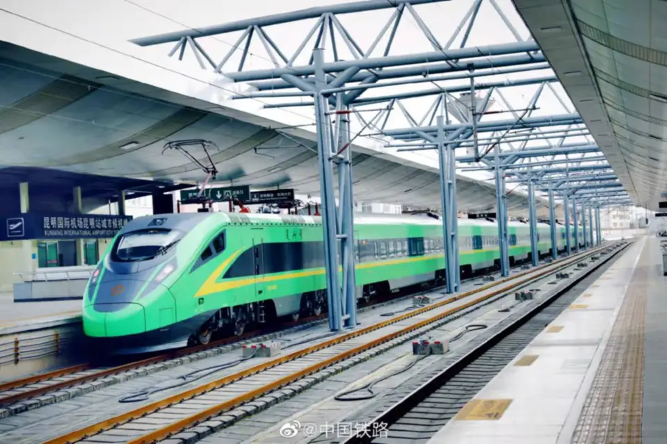 A bullet train of the China-Laos Railway arrives at Kunming Railway Station, southwest China’s Yunnan province. (Photo from the official page of China Railway on social media platform Weibo)