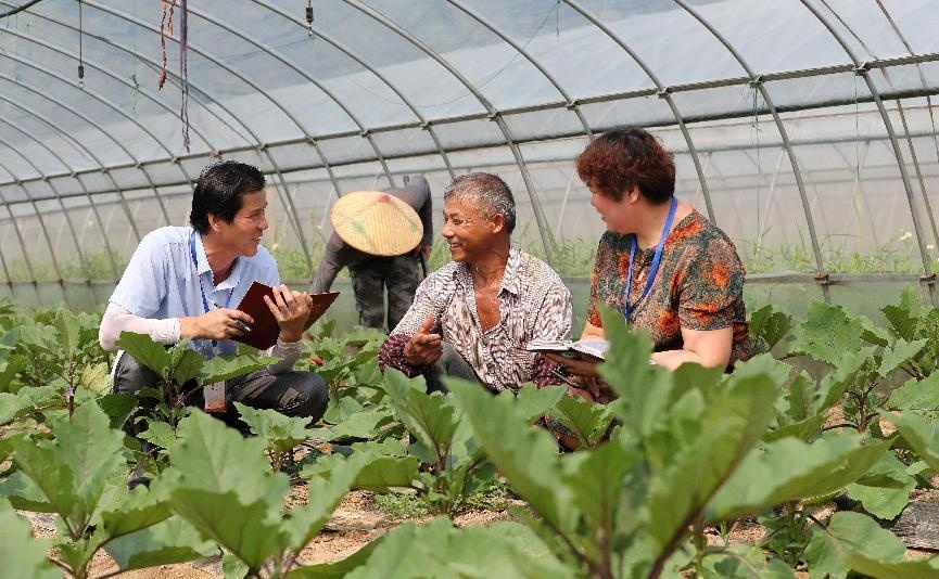Official integrity inspectors with a villagers’ group of Sanqiao village, Deqing county, east China’s Zhejiang province, solicit opinions and suggestions from villagers, Sept. 2, 2021. (Photo by Wang Shucheng/People’s Daily Online)