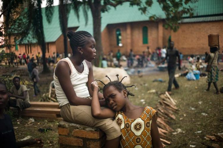 Des habitants se regroupent dans les jardins de l'archevêché à Bangui, le 8 décembre 2013, pour échapper à la violence. (Photo Fred Dufour. AFP)