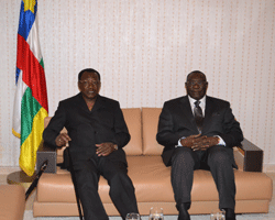 Idriss Déby et Michel Djotodia, hier au pavillon d'honneur de l'aéroport de N'Djamena.