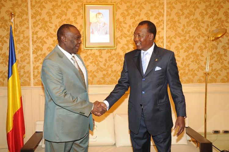 Le président tchadien Idriss Deby (d) et son homologue centrafricain Michel Djotodia à N'Djamena le 9 janvier 2014 (Photo Brahim Adji. AFP)