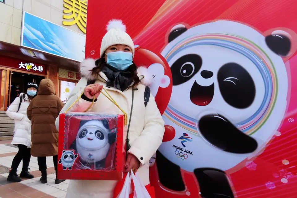 A citizen in Beijing displays her newly bought licensed products of the Beijing 2022 Winter Olympics, Feb. 6, 2022. (Photo by He Luqi/People’s Daily Online)