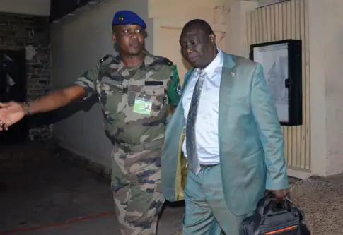Michel Djotodia, chef du Seleka, est accueilli par le leader de la FOMAC (Force Multinationale d'Afrique Centrale) Jean Felix Akaga à Bangui, le 15 janvier 2013 - AFP
