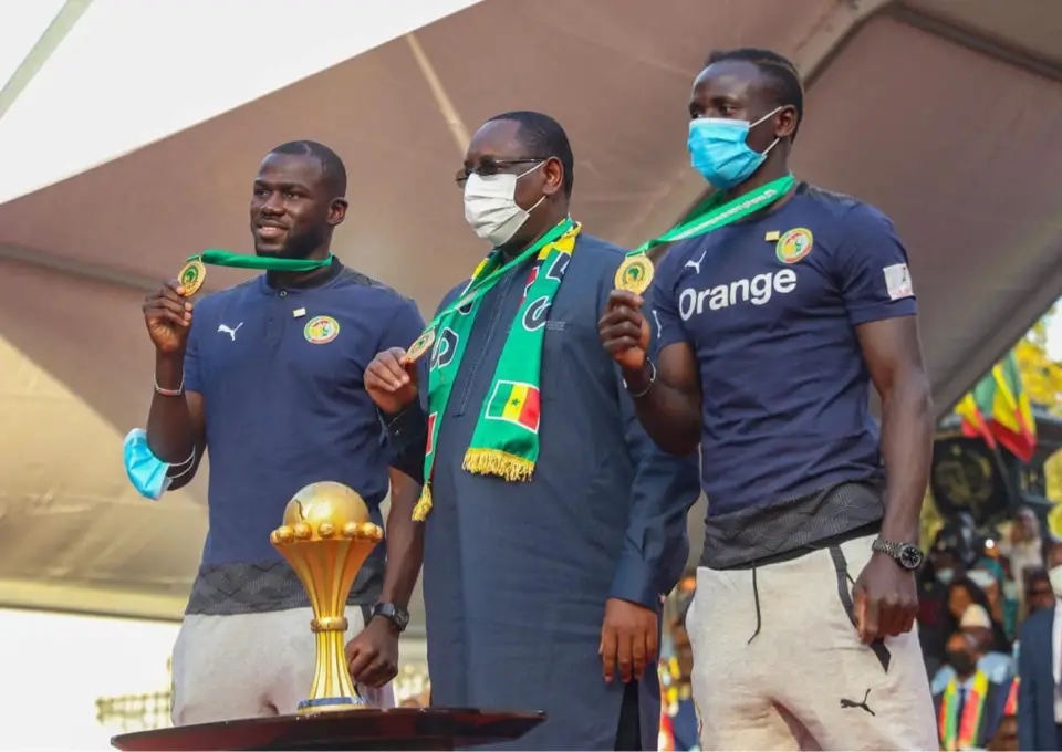 Sénégal : le chef de l'État décore les joueurs de l'équipe de football. © PR