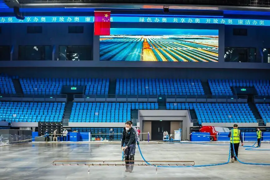 Remy Boehler (middle), a French ice expert in charge of the ice-making work of the Capital Indoor Stadium in Beijing for the Beijing 2022 Winter Olympics, works at the venue. (Photo/Courtesy of the Capital Indoor Stadium)