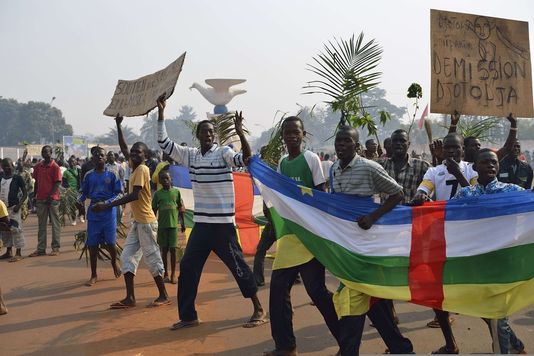 Des manifestants appelant à la démission de l'ex président de la Centrafrique, Michel Djotodia, le 10 janvier près de l'aéroport de Mpoko, à Bangui. | AFP/ERIC FEFERBERG