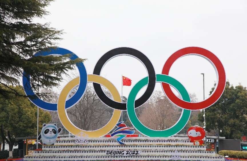 Photo taken on Jan. 29, 2022, shows a decoration featuring the Beijing 2022 at the Xuanwu Lake scenic area, Nanjing city, east China’s Jiangsu province. (Photo by Liu Jianhua/People’s Daily Online)