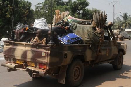 Un Pick-up de l'armée tchadienne à l'arrêt pour dissuader les pilleurs. © Diaspora Media