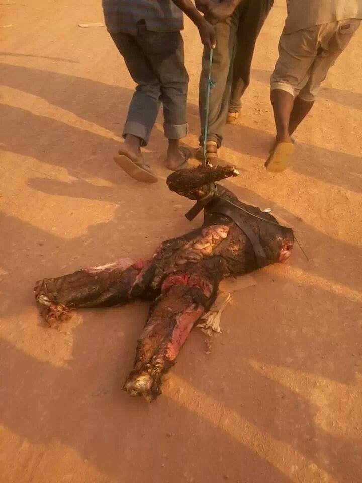 Des enfants trainent le corps d'un musulman, tué, brûlé et découpé à la machette. Crédit photo : Sources Des enfants trainent le corps d'un musulman, tué, brûlé et découpé à la machette. Crédit photo : Sources