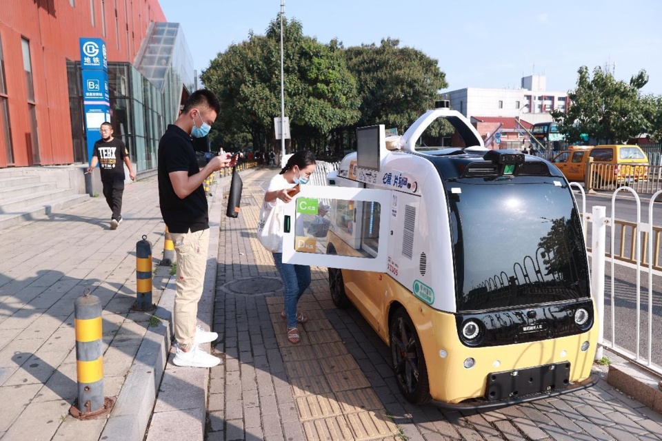 Citizens buy breakfast from an unattended vending vehicle on a sidewalk in Beijing Economic-Technological Development Area. (Photo by Chen Xiaogen/People's Daily Online) Citizens buy breakfast from an unattended vending vehicle on a sidewalk in Beijing Economic-Technological Development Area. (Photo by Chen Xiaogen/People's Daily Online)