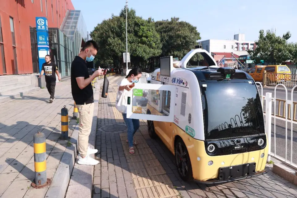Citizens buy breakfast from an unattended vending vehicle on a sidewalk in Beijing Economic-Technological Development Area. (Photo by Chen Xiaogen/People's Daily Online)