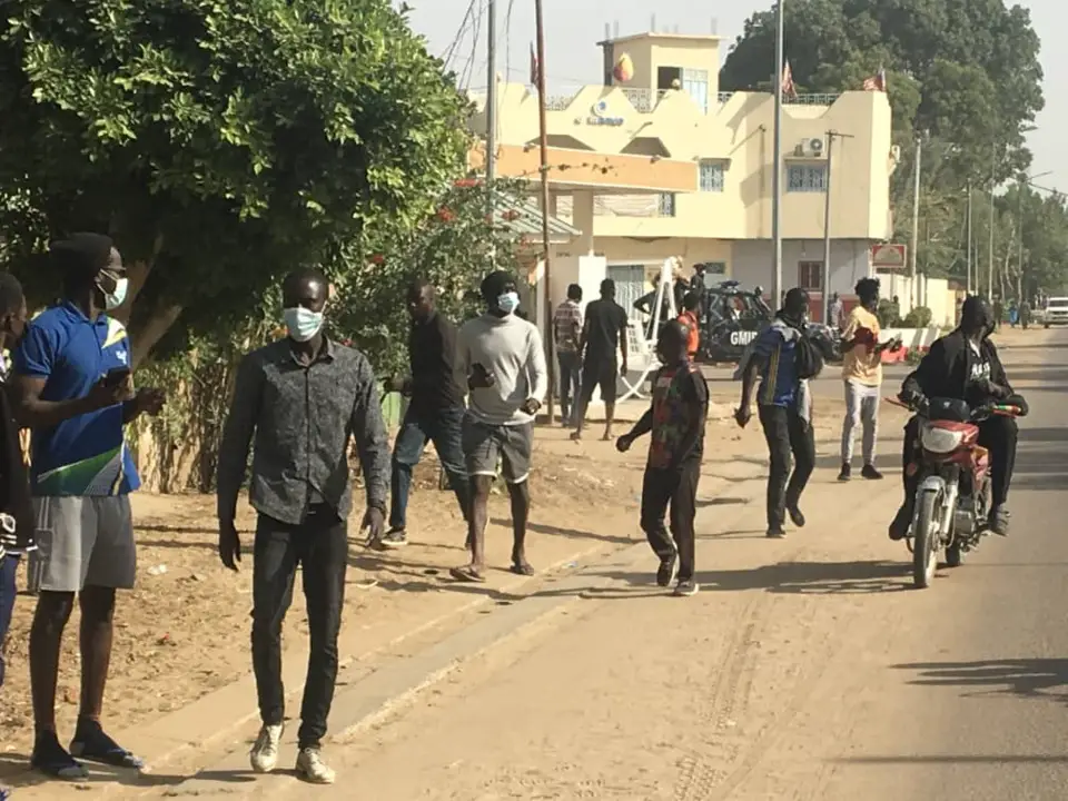 Des citoyens marchent en hommage à Sandana ce 15 février à N'Djamena. © Mbaïnaissem Gédéon/Alwihda Info