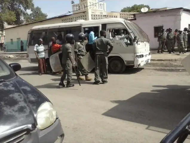 Les leaders de l'USN en train de se faire embarquer dans un bus par la police, hier. Crédit : Djibouti MRD