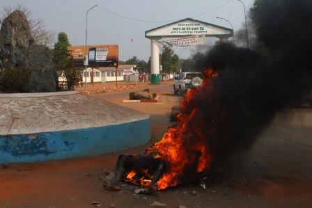 Le corps d'un musulman tchadien qui vient d'être brûlé au rond-point des Nations-Unis, quartier Sango, par des jeunes en colère. © Diaspora Media