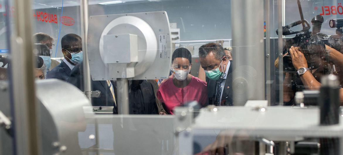 Le Directeur de l'OMS, Tedros Ghebreyesus (à droite), et la ministre belge du Développement, Meryame Kitir, visitent Biovac, un centre de vaccination de l'OMS au Cap, en Afrique du Sud. © ONU Info