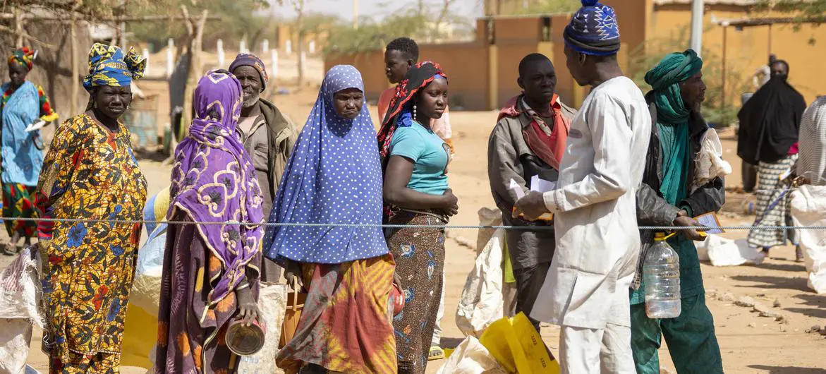 Des personnes déplacées font la queue pour une distribution de nourriture à Gorom-Gorom, au Burkina Faso. © PAM/Cheick Omar Bandaogo