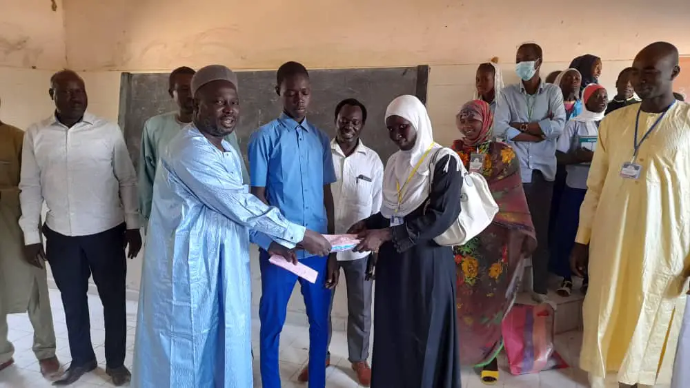 Tchad : des kits scolaires offerts à des élèves d'Ati pour aider les familles
