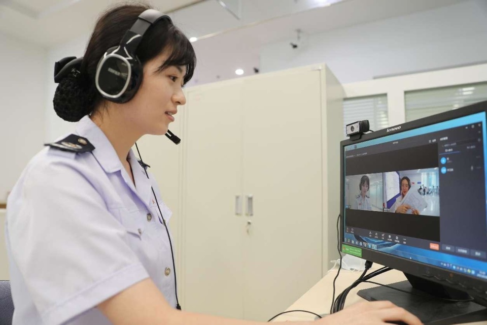 A staff member with the tax bureau of Qingdao Qianwan Free Trade Port Zone, east China’s Shandong province, verify taxpayers’ materials online, August 18, 2021. (Photo by Zhang Jingang/People’s Daily Online)