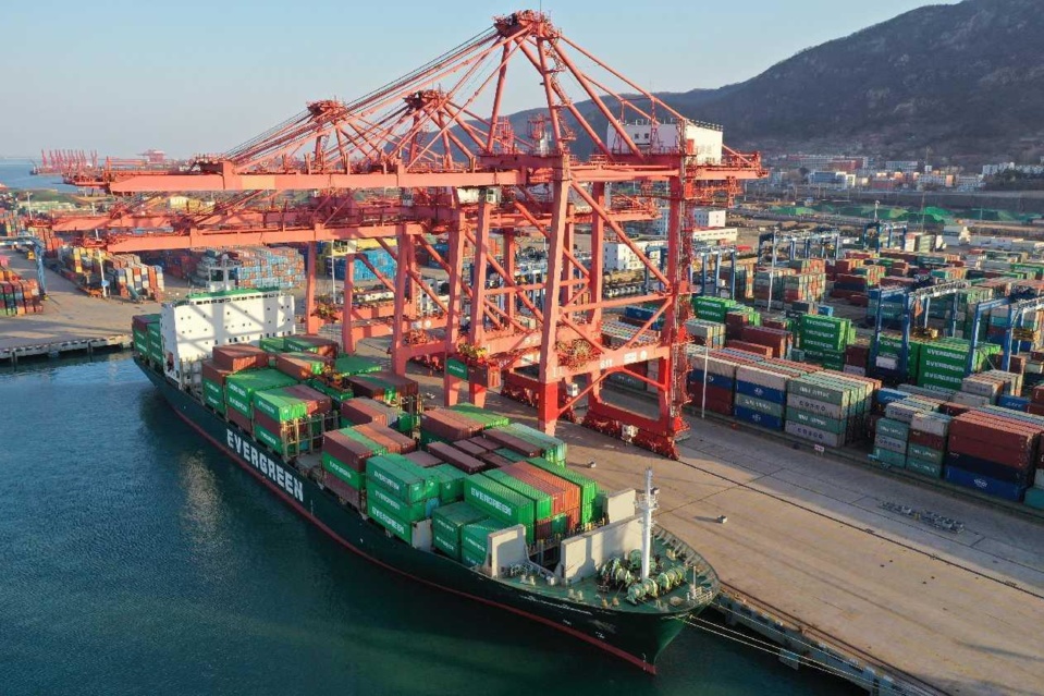 Containers are unloaded from container liners at a container terminal of Lianyungang Port, east China’s Jiangsu province, Feb. 1, 2022. (Photo by Fang Dongxu/People’s Daily Online)