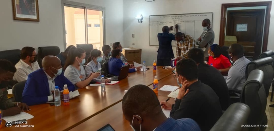 Une vue de la plénière de dépouillement des plis de soumission Une vue de la plénière de dépouillement des plis de soumission