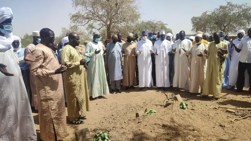 Tchad : la délégation du CNT se recueille au cimetière à Abéché