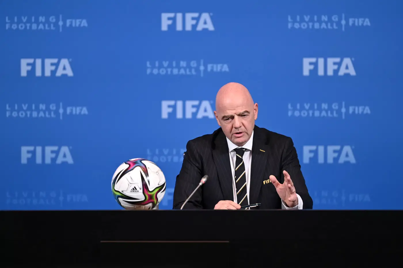 Football : la FIFA sanctionne la Russie et menace d'exclusion