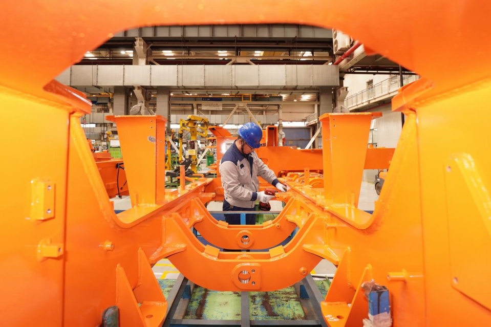 A worker is busy with production at a factory of Hyundai Doosan Infracore in Yantai city, east China’s Shandong province, Feb. 7, 2022. (Photo by Tang Ke/People’s Daily Online)