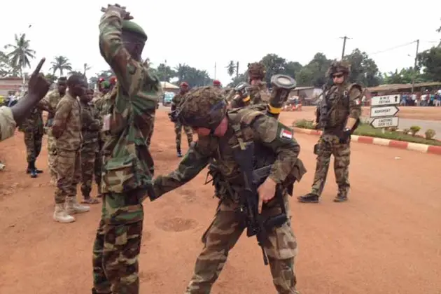 Un soldat français fouille un ex-Séléka à Bangui, lors des débuts de l'opération Sangaris. © XAVIER YVON/EUROPE1