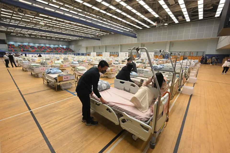 Photo shows a center established by the Social Welfare Department of Hong Kong at the Shek Kip Mei Park Sports Centre for taking care of elderly COVID-19 patients with mild symptoms. It was put into operation on March 1. (Photo/new.gov.hk)
