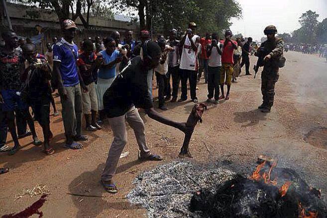 Centrafrique : Les soldats FACA montrent l'exemple, juste après une cérémonie officielle