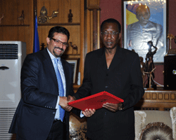 Le Président de la République Idriss Déby reçoit en audience le ministre tunisien des Affaires étrangères, M. Rafik Abdel-Salam Abdel-Salam. Le Président de la République Idriss Déby reçoit en audience le ministre tunisien des Affaires étrangères, M. Rafik Abdel-Salam Abdel-Salam.