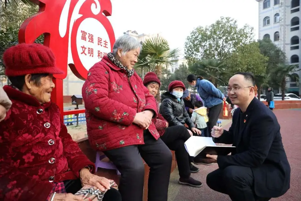 An official with the Communist Party of China (CPC) committee of Yinxi community, Nanqiao district, Chuzhou city, east China’s Anhui province, asks local residents for advice on community governance, Jan. 3, 2022. (Photo by Dong Chao/People’s Daily Online)