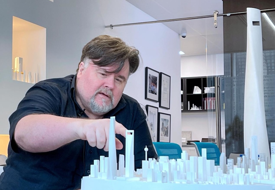 Marshall Strabala introduces a model architect. (Photo from http://wsb.sh.gov.cn)