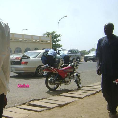 Des policiers tchadiens opèrent un contrôle musclé. Crédits photos : Alwihda