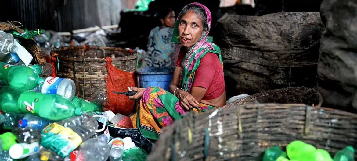 Une femme travaille dans une usine de recyclage de plastique au Bangladesh. ©ONU Femmes/Mohammad Rakibul Hasa.