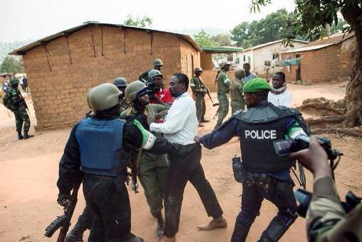 Arrestation musclée de responsables des milices Anti-Balaka hier. Crédit photo : Source