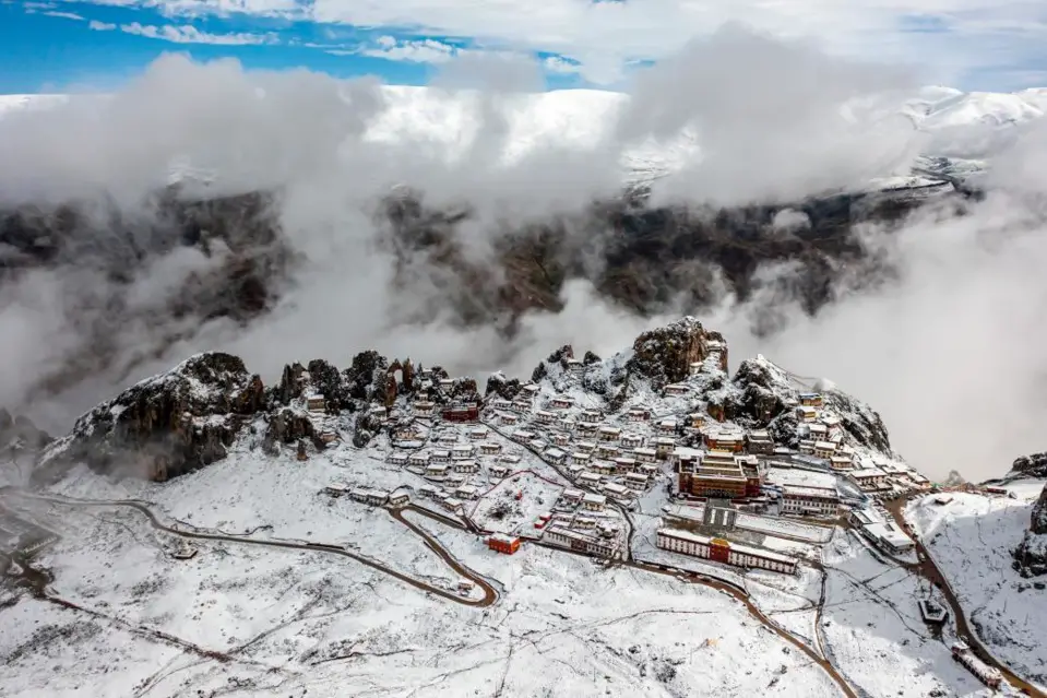 Photo shows picturesque snow scenery at the Zizhu Temple, Qamdo city, southwest China’s Tibet autonomous region. (Photo by Chen Xianlin/People’s Daily Online)