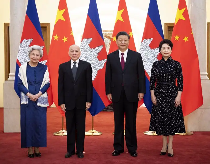 Chinese President Xi Jinping (2nd R) and his wife Peng Liyuan (1st R) meet with Cambodian King Norodom Sihamoni (2nd L) and Queen Mother Norodom Monineath Sihanouk at the Great Hall of the People in Beijing, capital of China, Nov. 6, 2020. (Photo by Li Xueren)