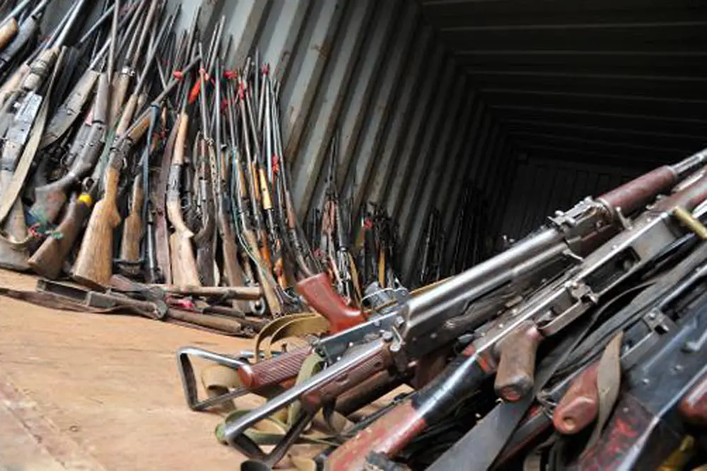 Des armes de milices anti-balaka confisquées par les soldats français à Bangui le 7 février 2014 ( Archives/Issouf Sanogo/AFP)