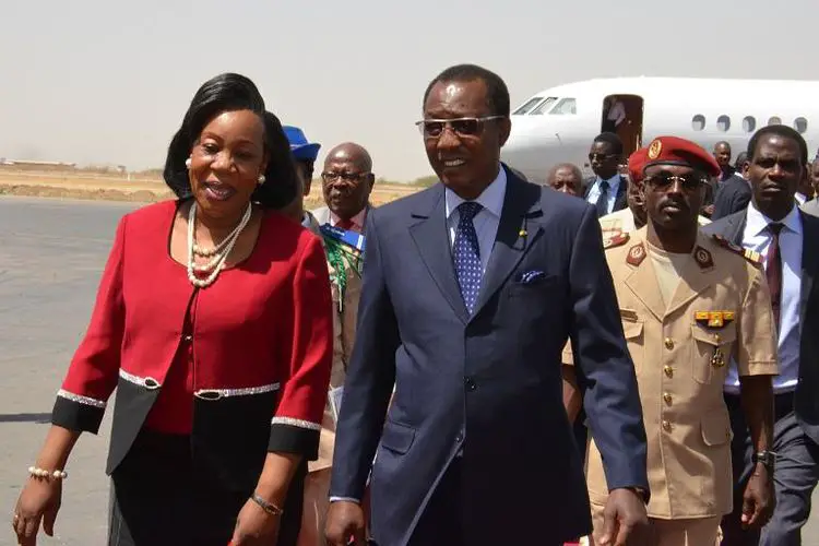 La président centrafricaine Catherine Samba Panza accueillie par le président tchadien Idriss Deby le 17 février 2014 à N'Djamena (Photo Brahim Adji. AFP)