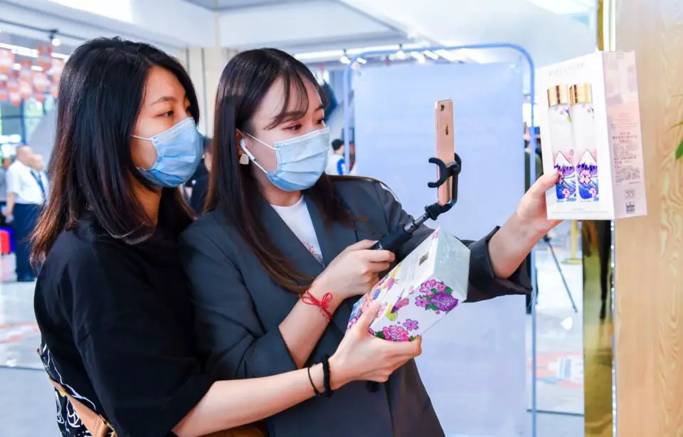 Influencers sell products on a livestream show in a cross-border e-commerce pilot zone in Hohhot, north China's Inner Mongolia autonomous region, June 10, 2020. (Photo by Ding Genhou/People's Daily Online)