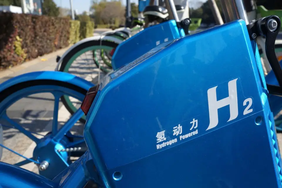 Photo shows hydrogen-powered shared bikes in a parking site in Changzhou city, east China’s Jiangsu province, Dec. 27, 2021. (Photo by Wang Qiming/People’s Daily Online)